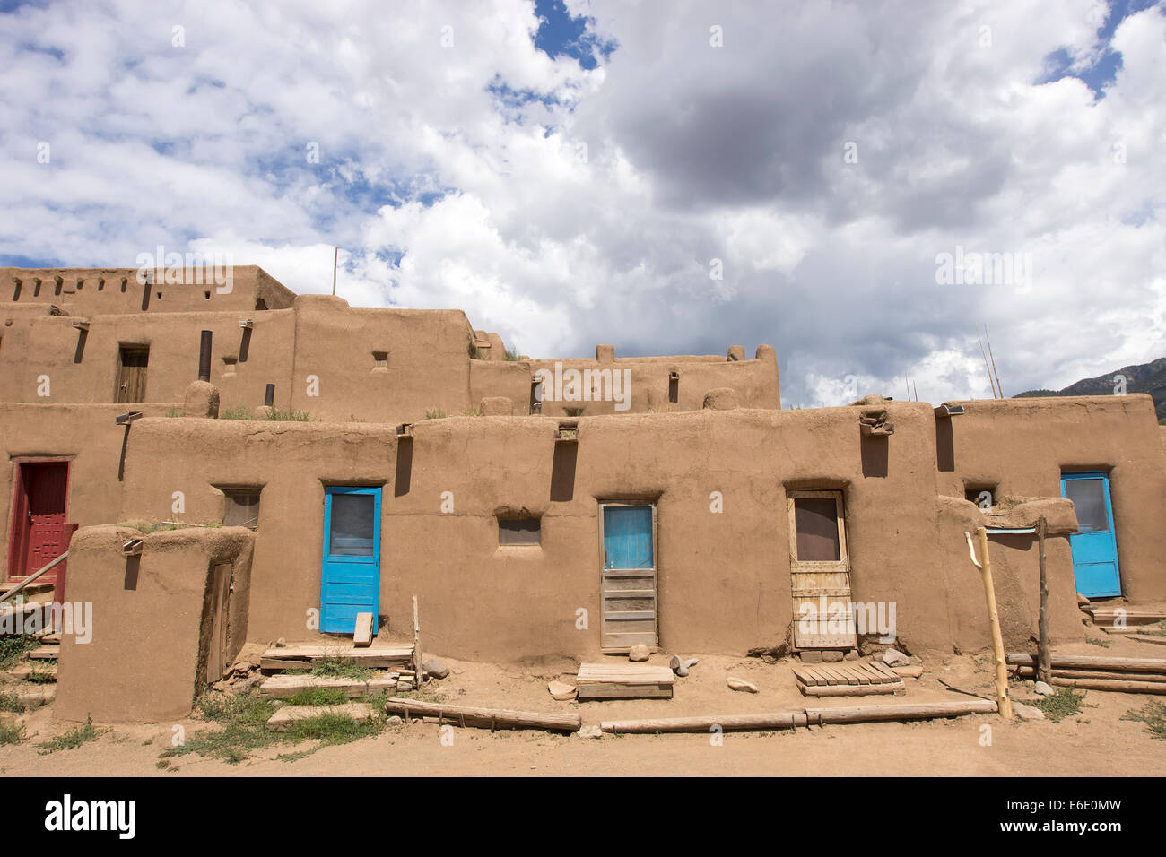 Taos Pueblo nel New Mexico settentrionale, una comunità americana nativa, pietra miliare storica nazionale e sito del Patrimonio Mondiale. Foto Stock