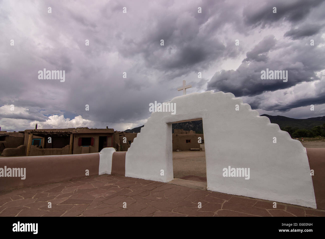 Entrata di San Geronimo cappella in Taos, Nuovo Messico, completata nel 1850 per sostituire l'originale chiesa la guerra con il Messico. Foto Stock