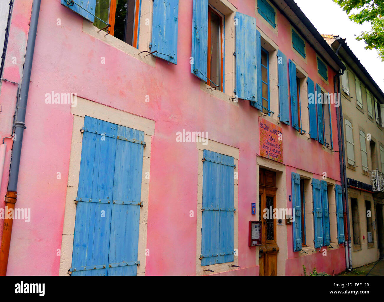 Persiane blu e rosa della facciata, Mirepoix Francia Foto Stock