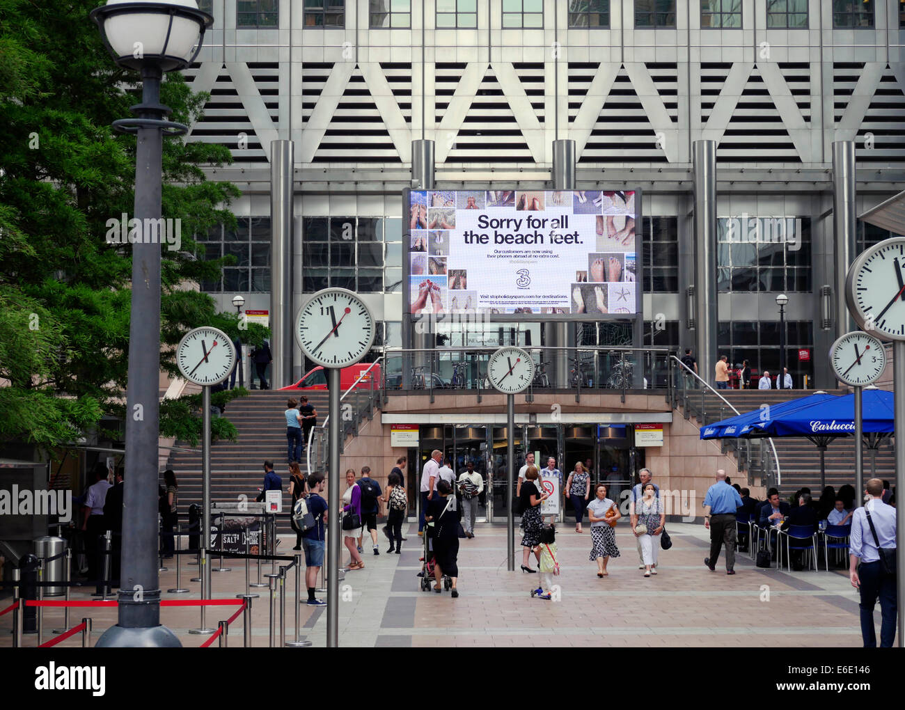 La stazione di entrata e orologi, Canary Wharf Tower of London Docklands Inghilterra Foto Stock