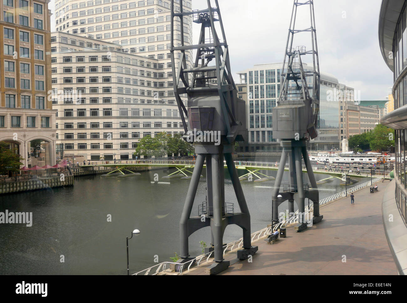 Vecchio cargo cranes al di fuori di Londra Hotel Marriott West India Quay, Docklands di Londra, Inghilterra Foto Stock