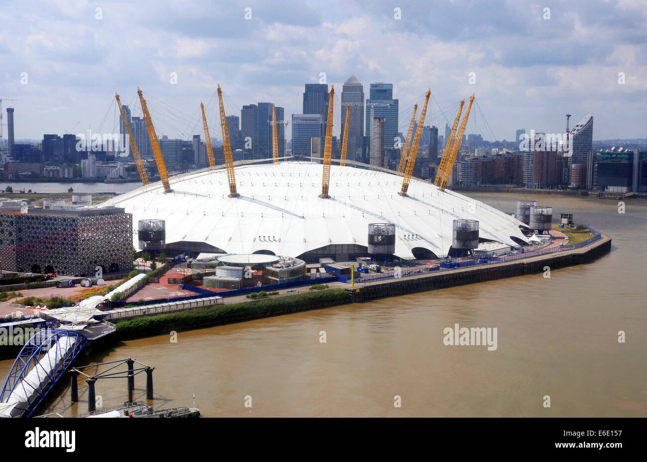 Vista aerea del London Docklands e l'O2 Arena da un Emirates sky gondola Treno auto Foto Stock