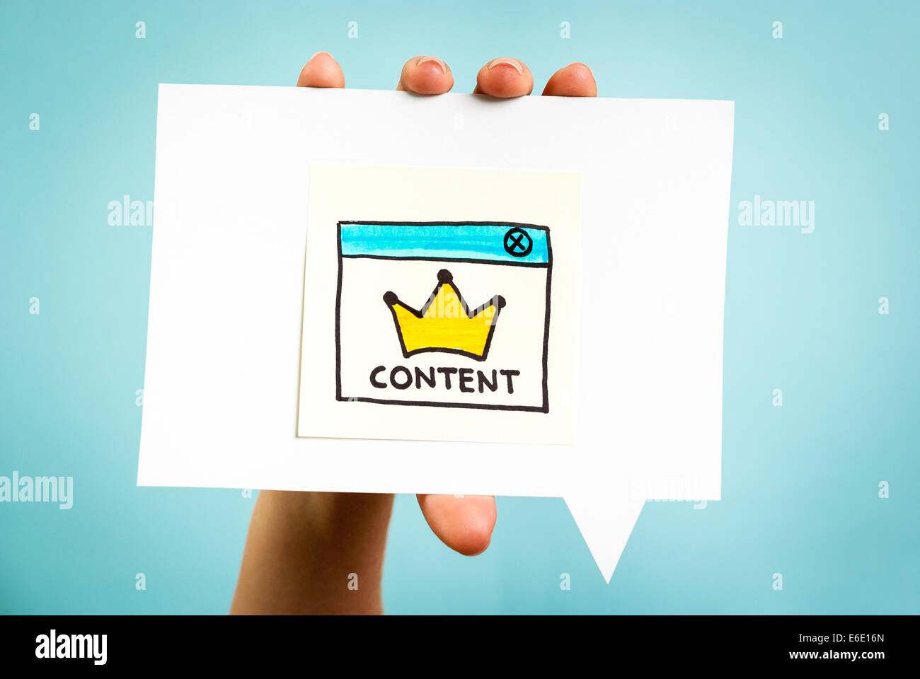 Giallo corona con la parola del contenuto sul discorso bolla e sfondo blu. Social media concetto. Foto Stock