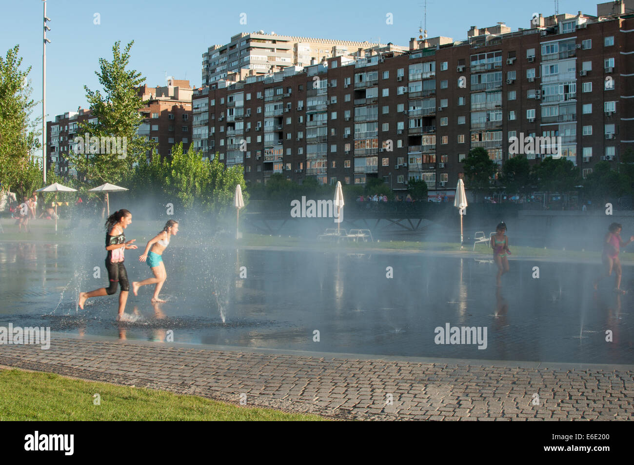 Bambini che giocano in una fontana in estate Foto Stock