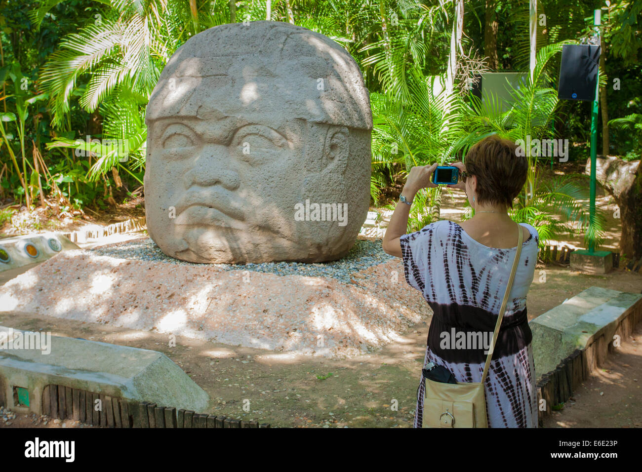 Un turista fotografie il Olmec stone carving denominata testa colossale di La Venta Park di Villahermosa, Tabasco, Messico. Foto Stock