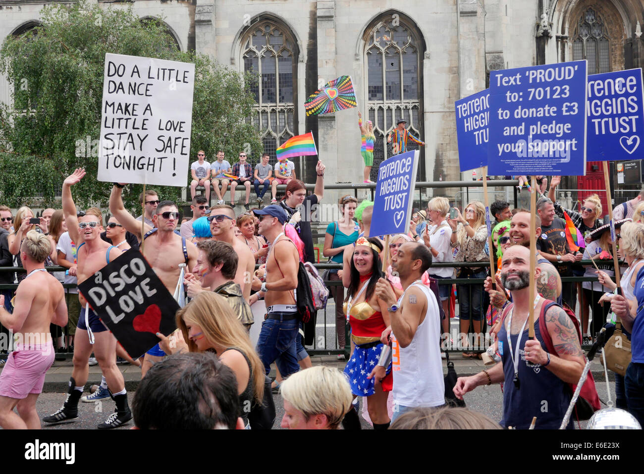 Felice folla al Brighton Pride Festival & Parade, Brighton Sussex England Foto Stock