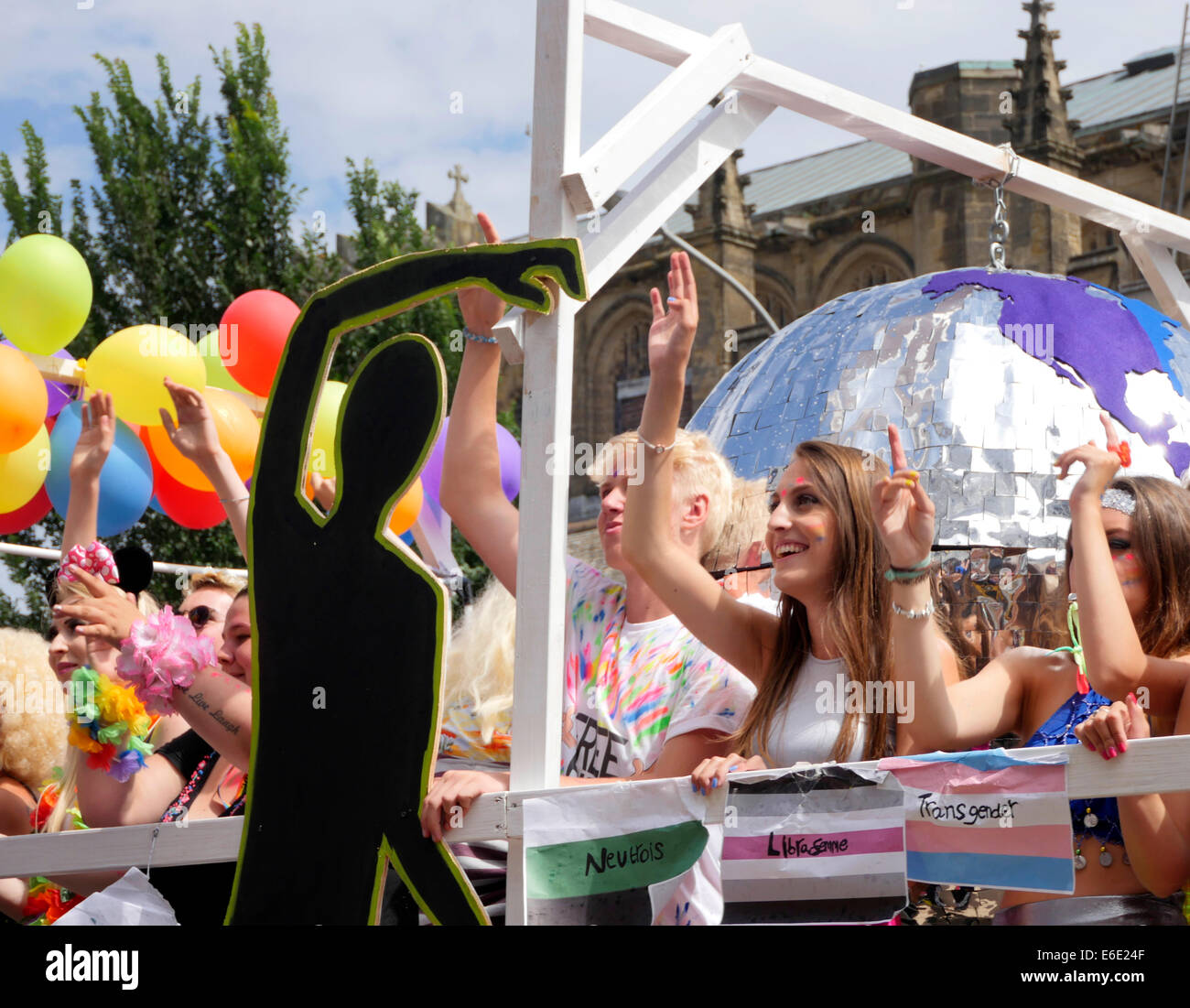 Felice folla al Brighton Pride Festival & Parade, Brighton Sussex England Foto Stock