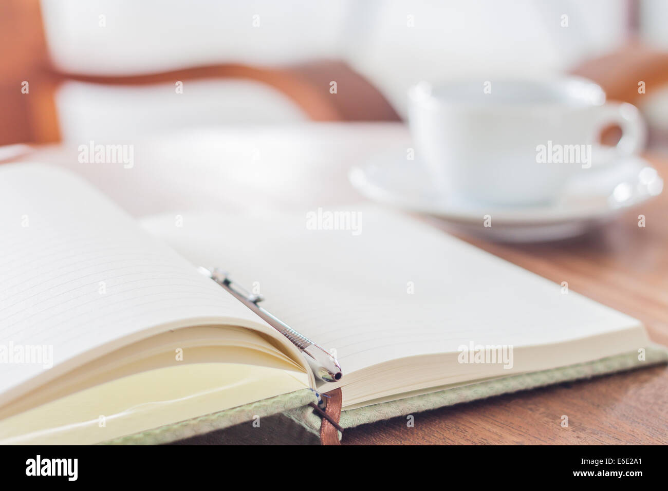 Aprire una casella vuota white notebook e penna con una tazza di caffè, stock photo Foto Stock