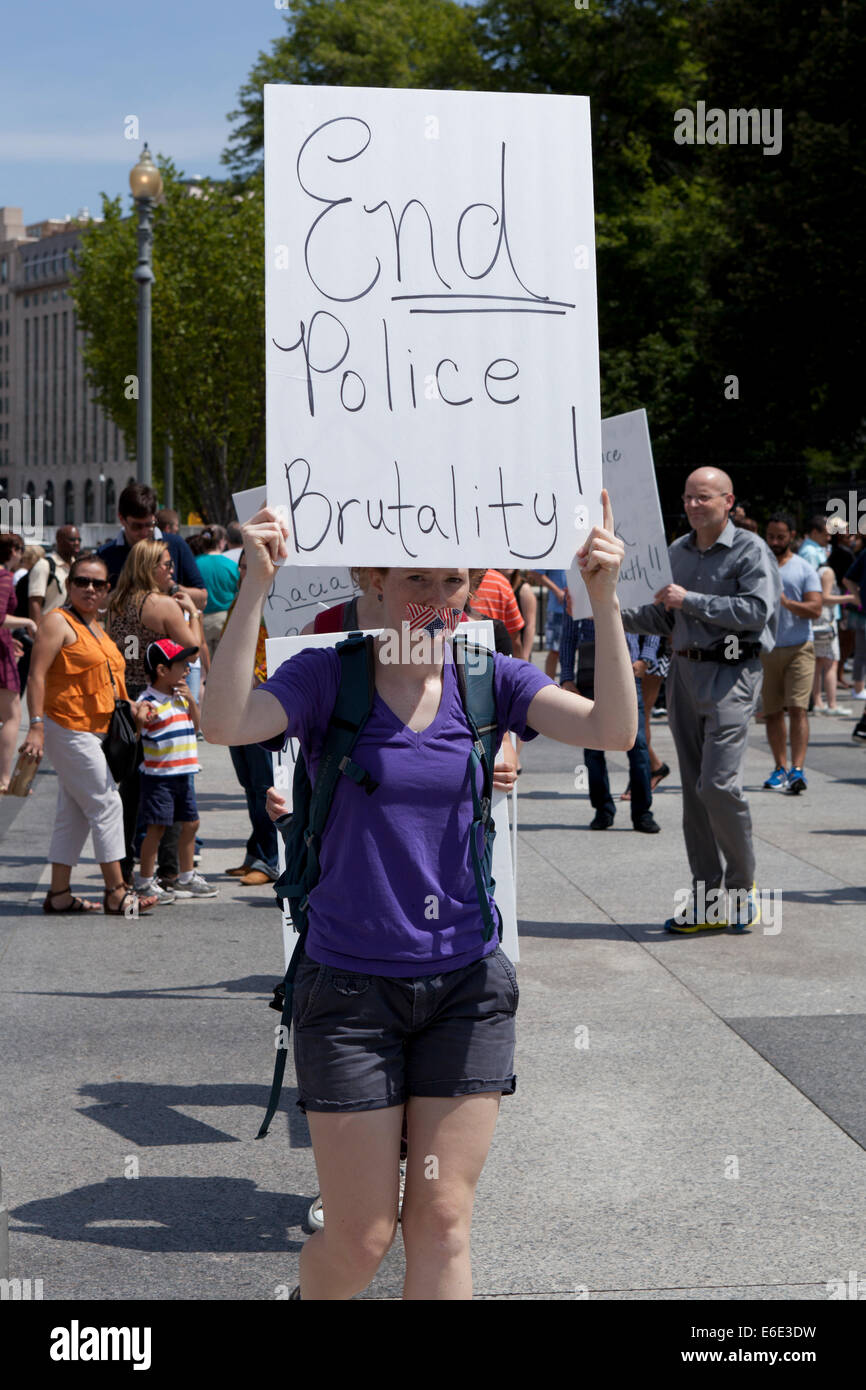 Donna Holding firmano a fine polizia brutalità - Washington DC, Stati Uniti d'America Foto Stock