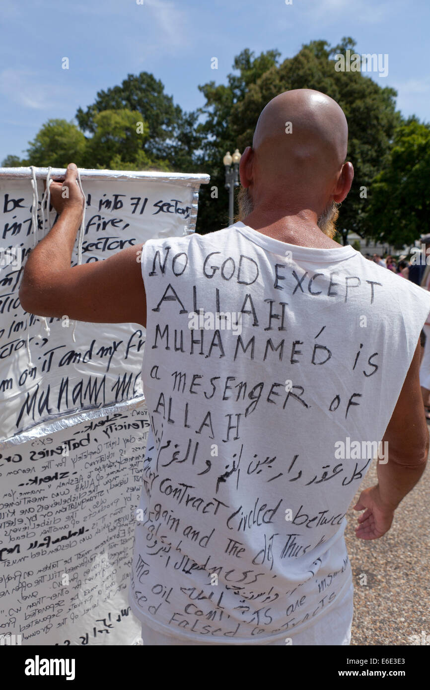Uomo musulmano con messaggi islamici che predicano in pubblico - Washington, DC USA Foto Stock