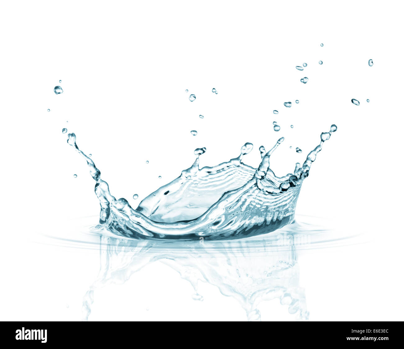 Spruzzi di acqua su sfondo bianco con la riflessione Foto Stock