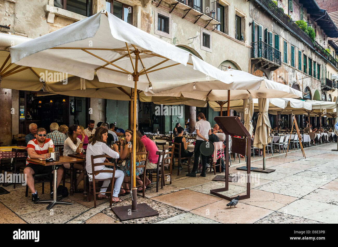 Italia Veneto Verona Piazza delle Erbe Ristorante e Bar Foto Stock