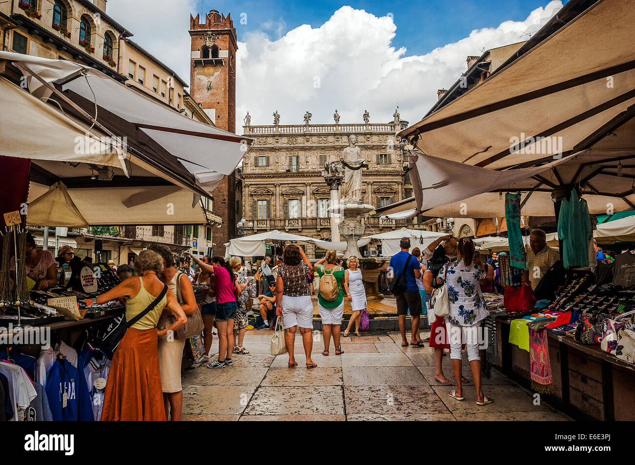 Italia Veneto Verona Piazza delle Erbe il mercato Foto Stock