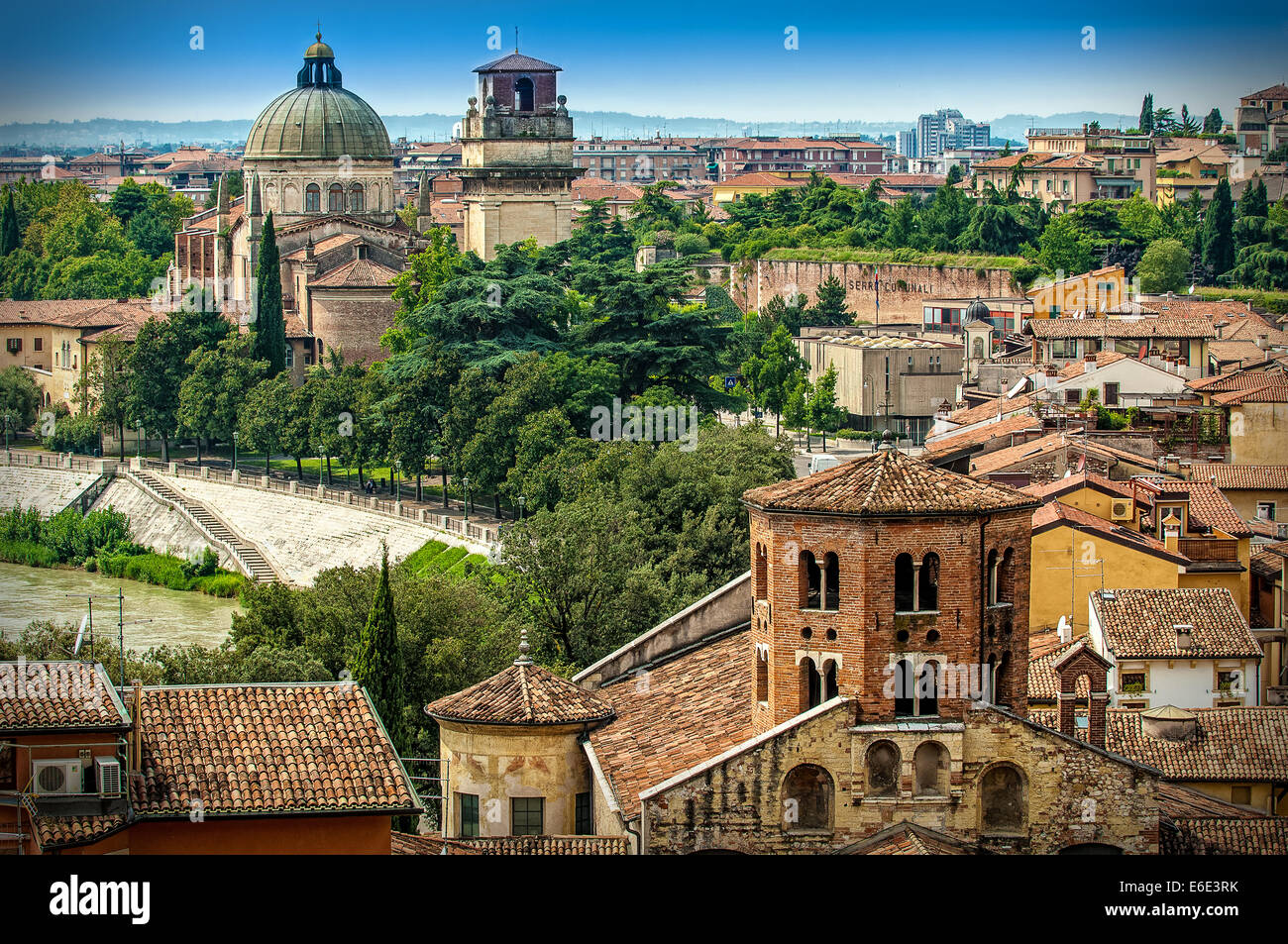 Italia Veneto Verona San Stefano Chiesa e sullo sfondo la chiesa di St . Giorgio Foto Stock