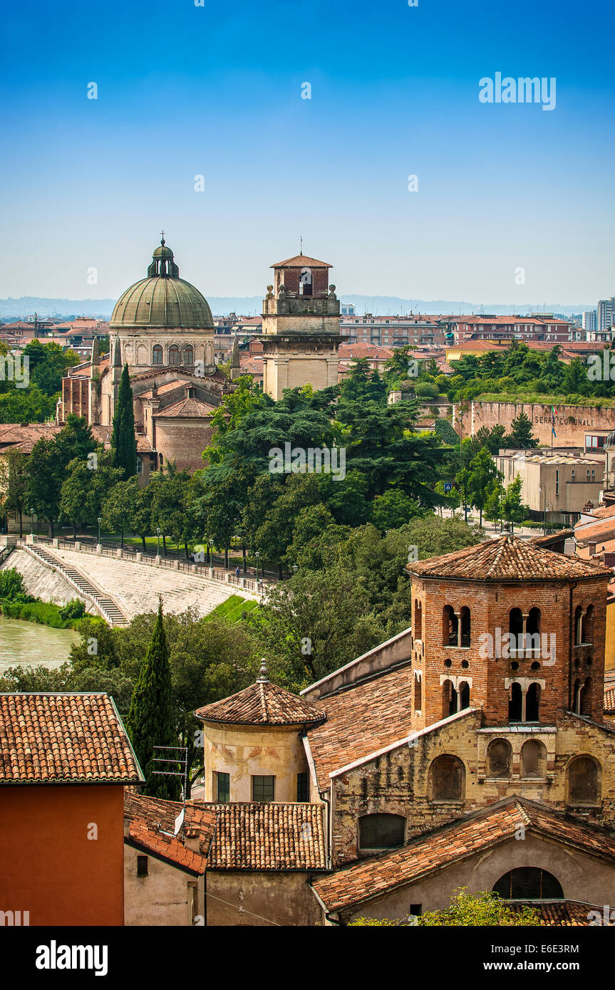 Italia Veneto Verona San Stefano Chiesa e sullo sfondo la chiesa di St . Giorgio Foto Stock
