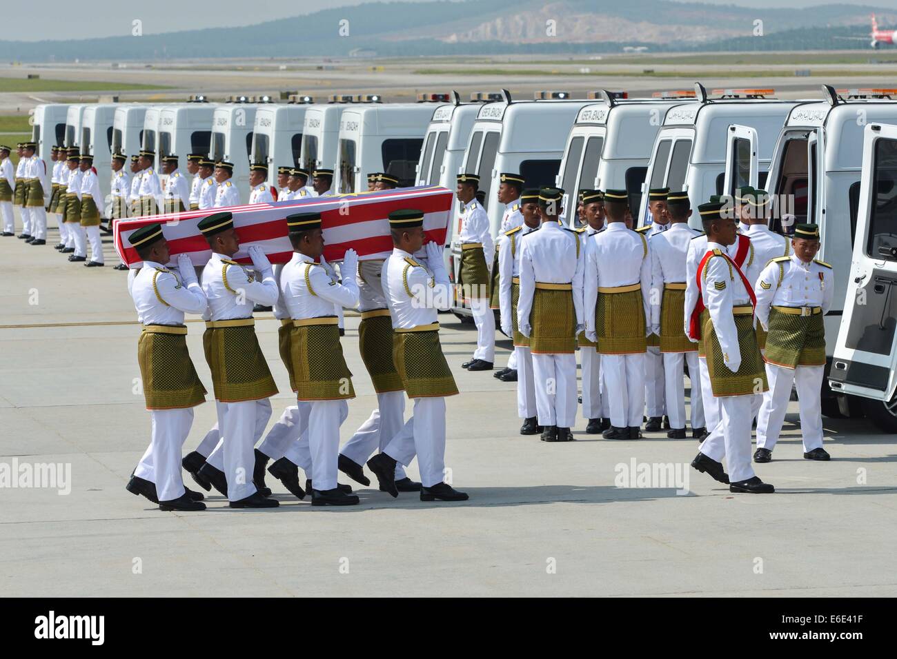 Kuala Lumpur, Venerdì. Il 22 agosto, 2014. Malese esercito di soldati portano una bara durante una cerimonia di rimpatrio all'Aeroporto Internazionale di Kuala Lumpur in Sepang, Malesia, Venerdì, 22 Agosto, 2014. Il primo lotto dei resti del malesi uccisi in MH17 disaster è tornato a casa il venerdì. Credito: Chong Voon Chung/Xinhua/Alamy Live News Foto Stock