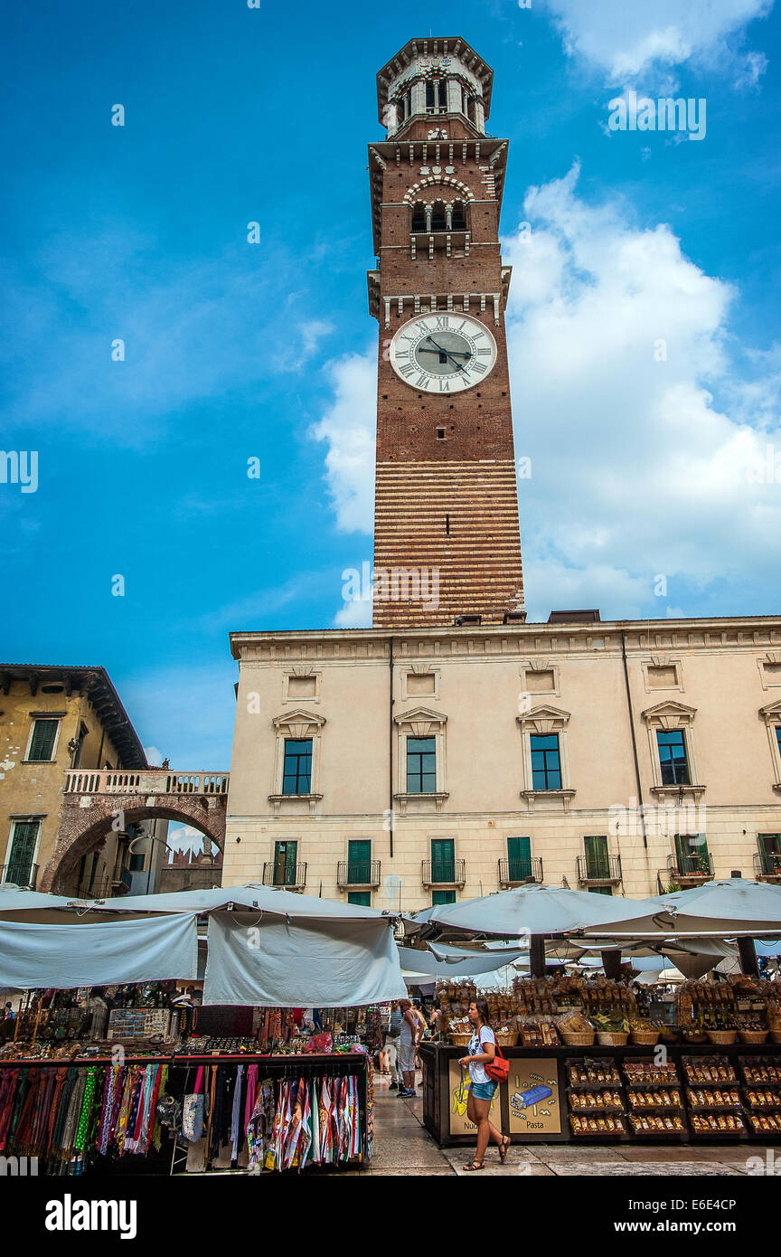 Italia Veneto Verona Piazza delle Erbe Torre dei Lamberti Foto Stock