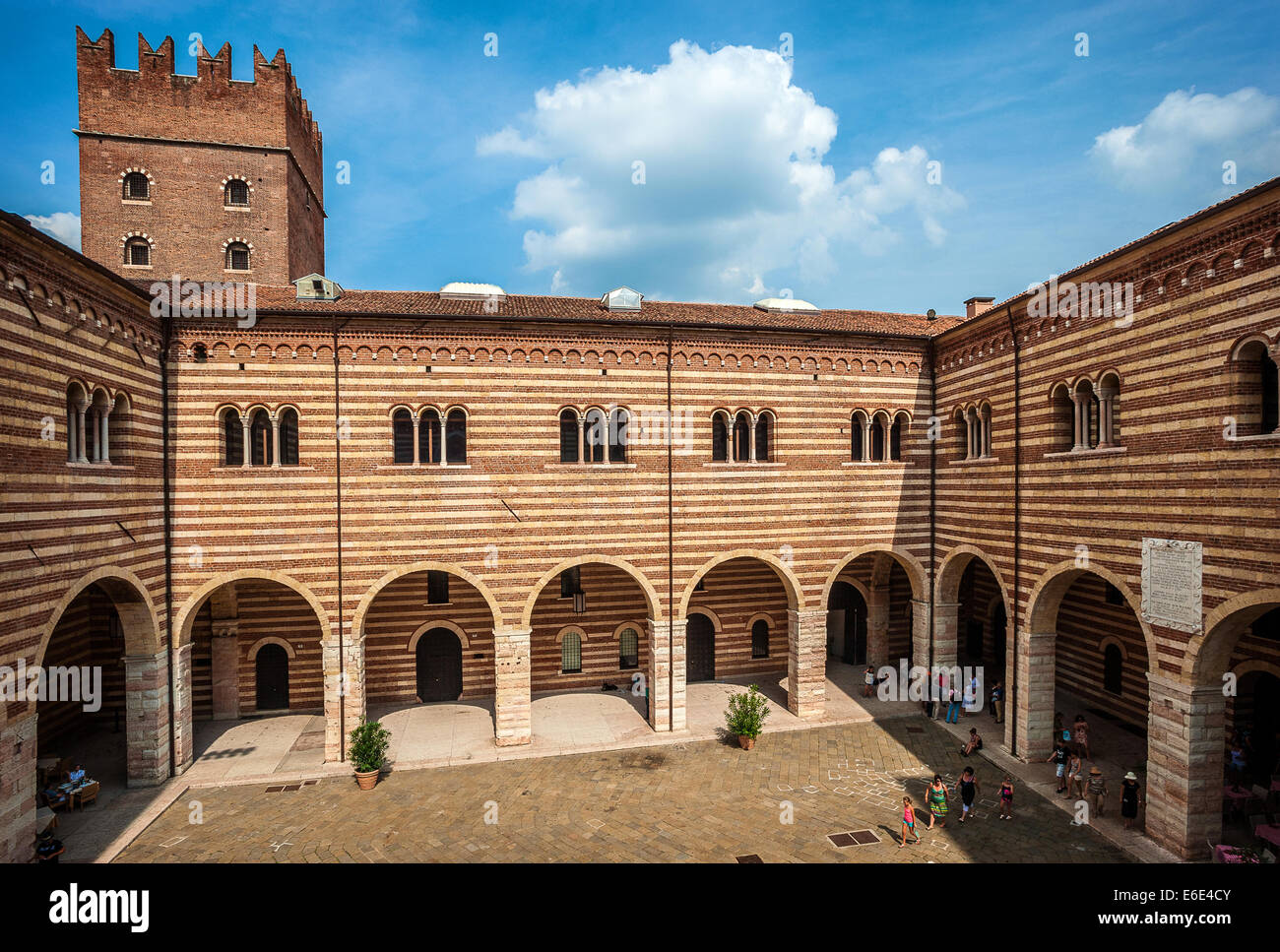 Italia Veneto Verona Palazzo della Ragione cortile Foto Stock