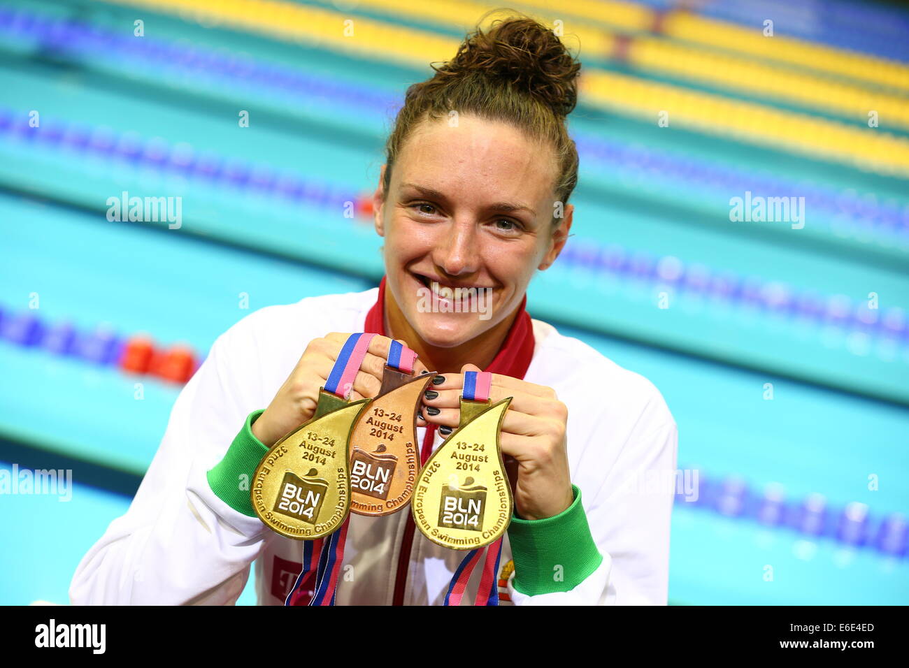 Berlino, Germania. 21 Ago, 2014. Katinka Hosszu di Ungheria mostra le sue due medaglie d'oro per le donne 100m Backstroke e 200m Medley e le medaglie di bronzo per donne 4x200m Freestyle in occasione della trentaduesima LEN European Swimming Championships 2014 presso il velodromo di Berlino, Germania, 21 agosto 2014. Foto: David Ebener/dpa/Alamy Live News Foto Stock