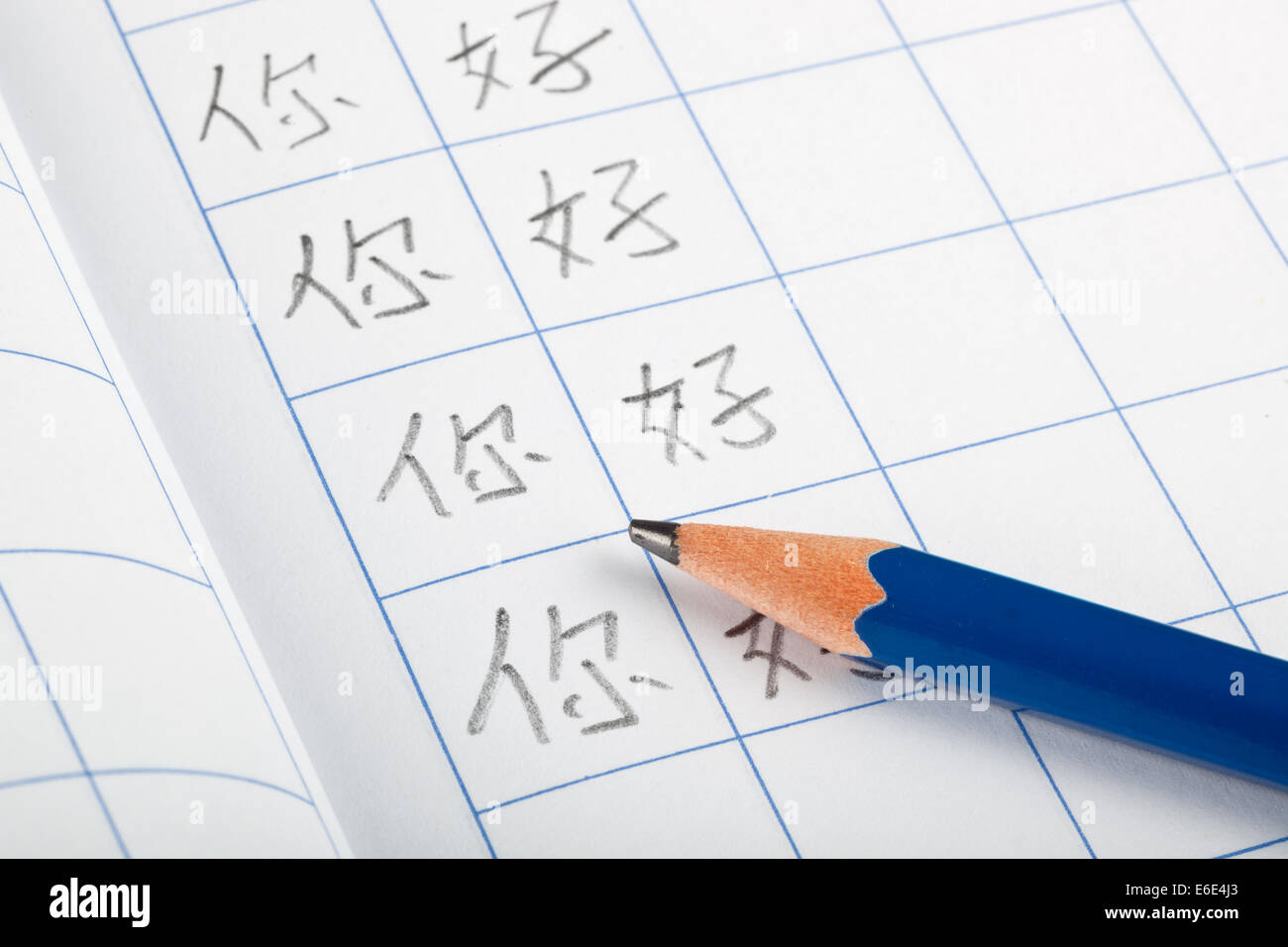 Esercitarsi a scrivere Hello in cinese su un foglio di lavoro Foto Stock