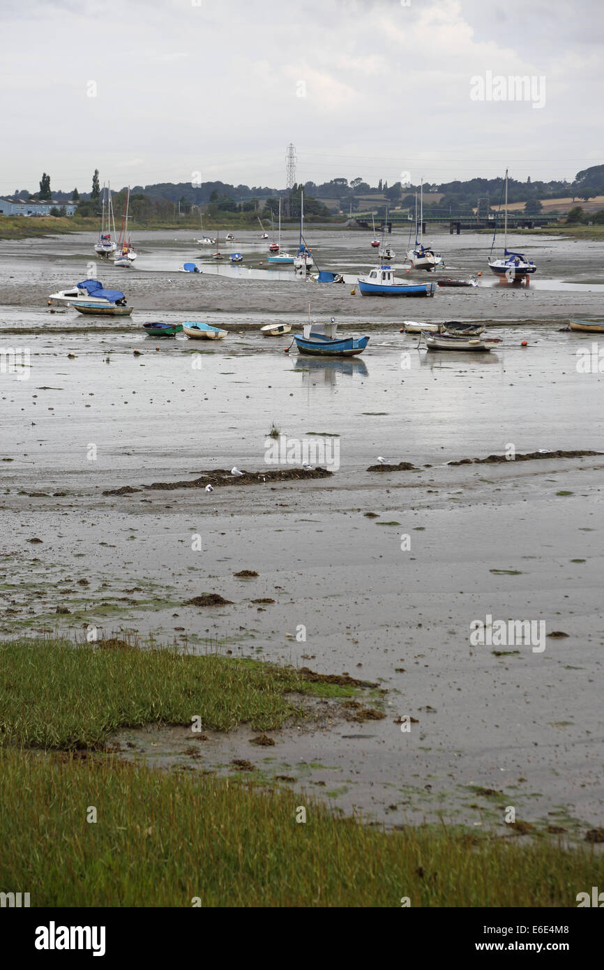 Il fiume Stour estuario, Essex, Regno Unito, con la bassa marea che mostra le velme e yacht ormeggiati Foto Stock