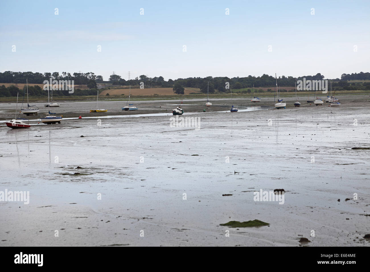 Il fiume Stour estuario, Essex, Regno Unito, con la bassa marea che mostra le velme e yacht ormeggiati Foto Stock