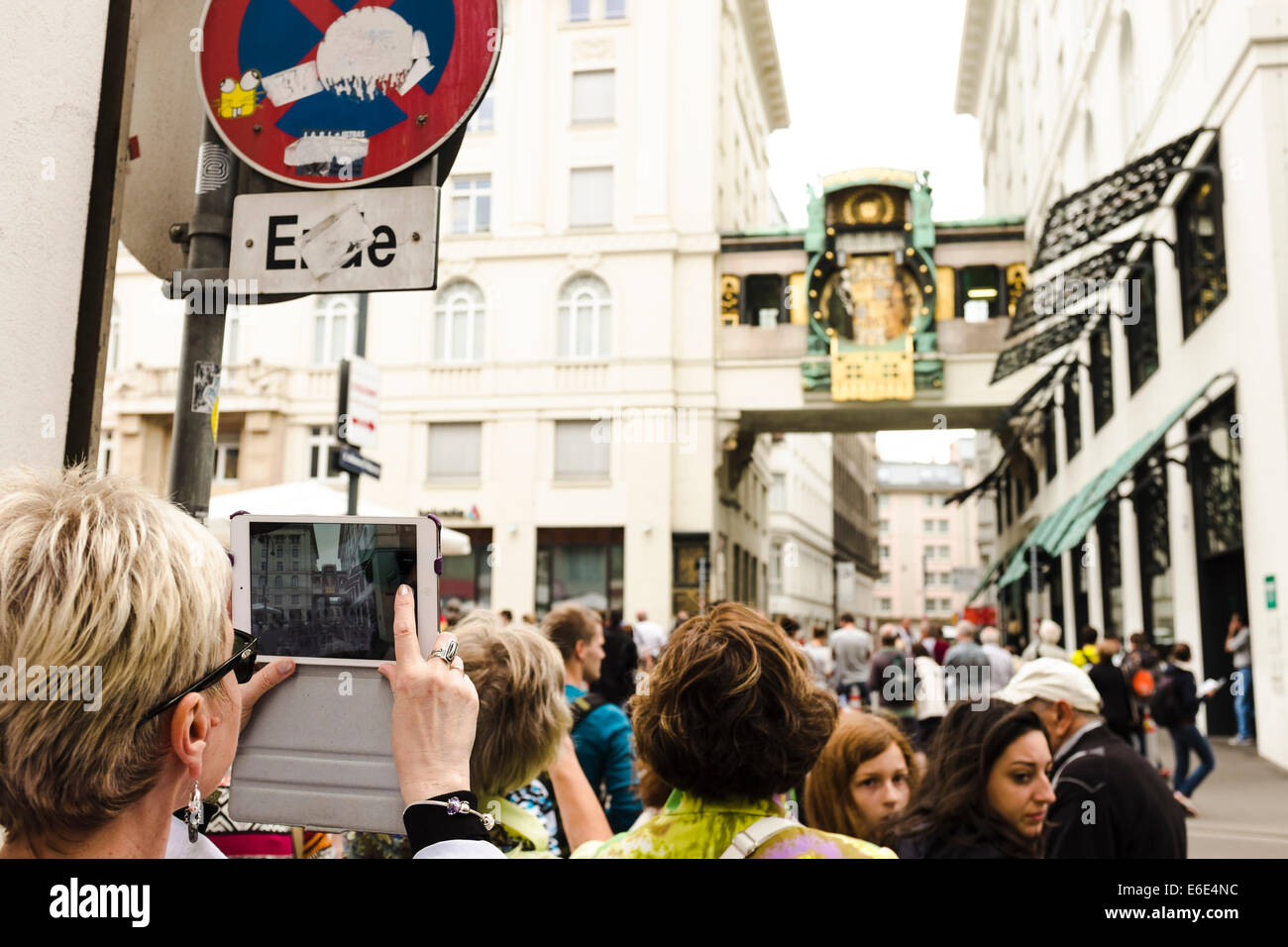 Woamn prendendo foto merita il suo tablet, centro di Vienna Foto Stock