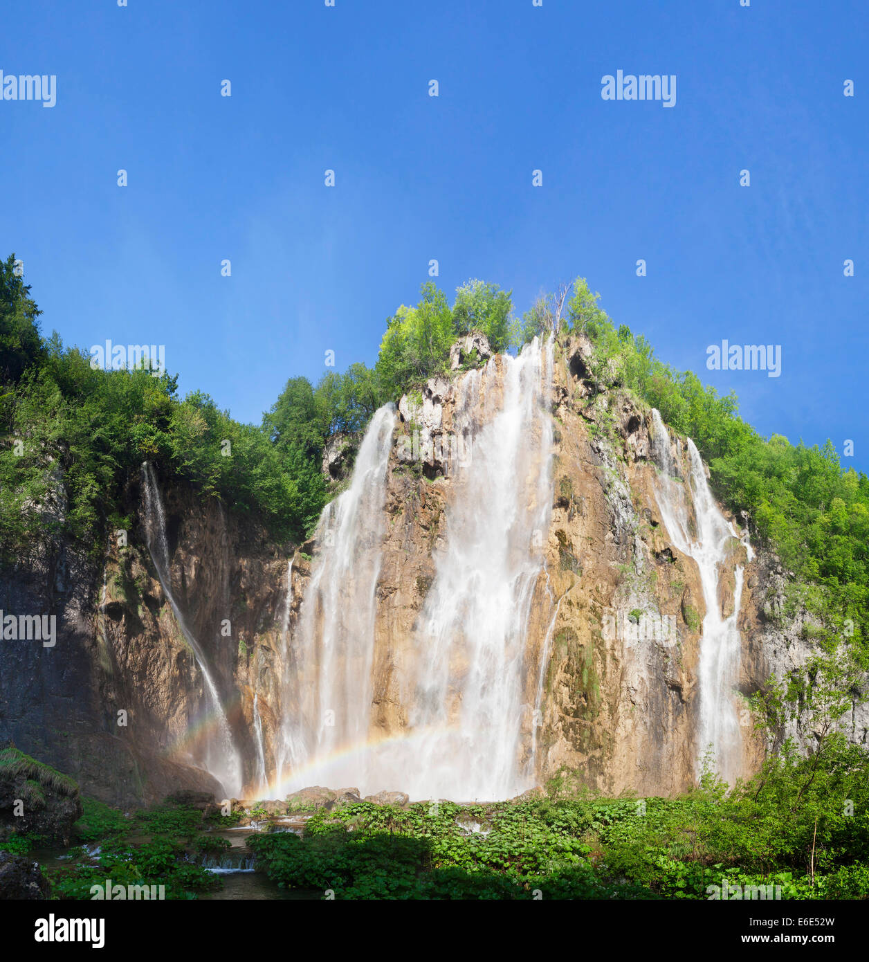 Arcobaleno in una cascata, Grande Cascata Veliki Slap, il Parco Nazionale dei Laghi di Plitvice, patrimonio mondiale dell UNESCO, Croazia Foto Stock