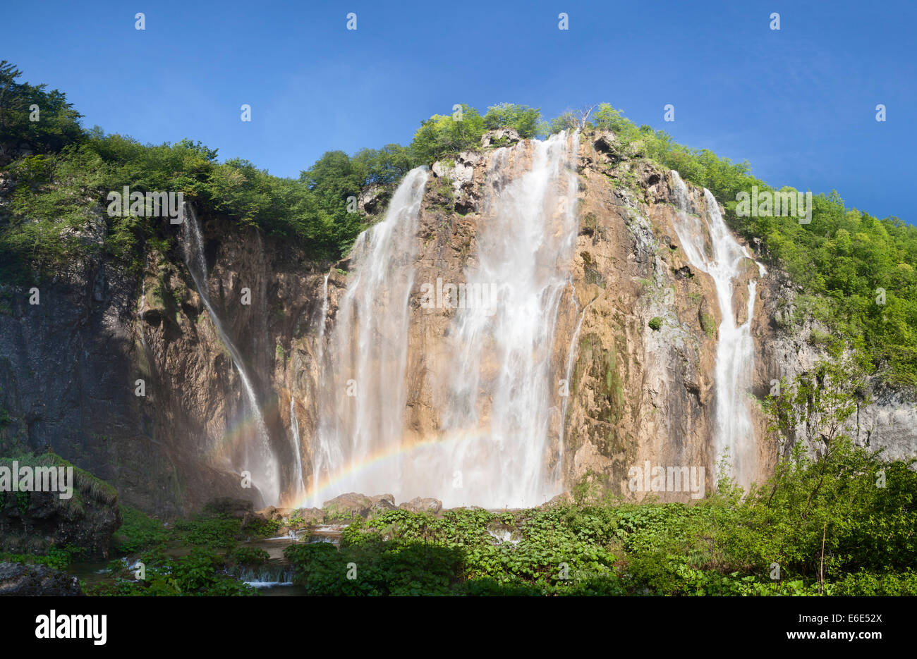 Arcobaleno in una cascata, Grande Cascata Veliki Slap, il Parco Nazionale dei Laghi di Plitvice, patrimonio mondiale dell UNESCO, Croazia Foto Stock