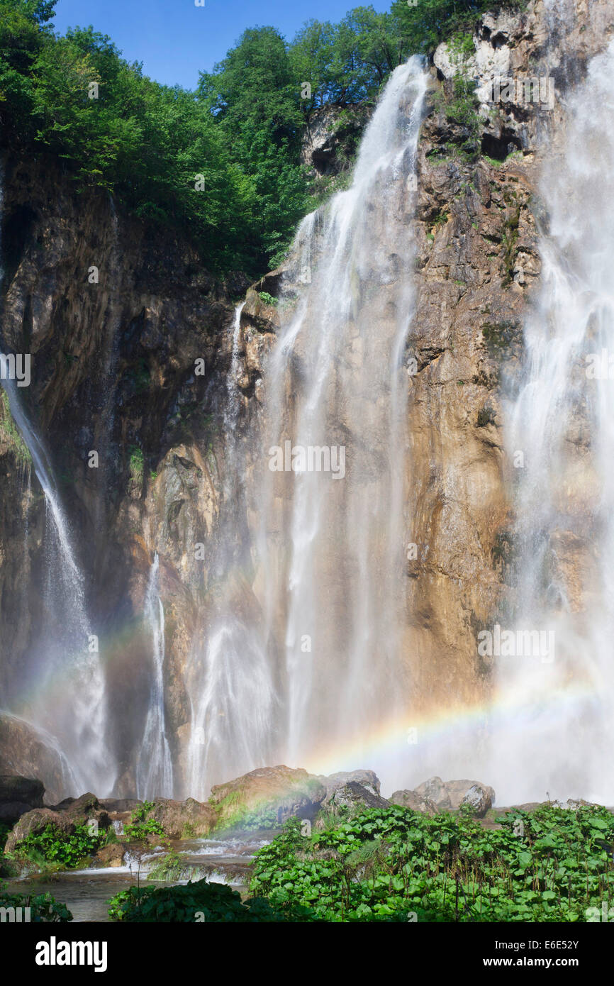 Arcobaleno in una cascata, Grande Cascata Veliki Slap, il Parco Nazionale dei Laghi di Plitvice, patrimonio mondiale dell UNESCO, Croazia Foto Stock