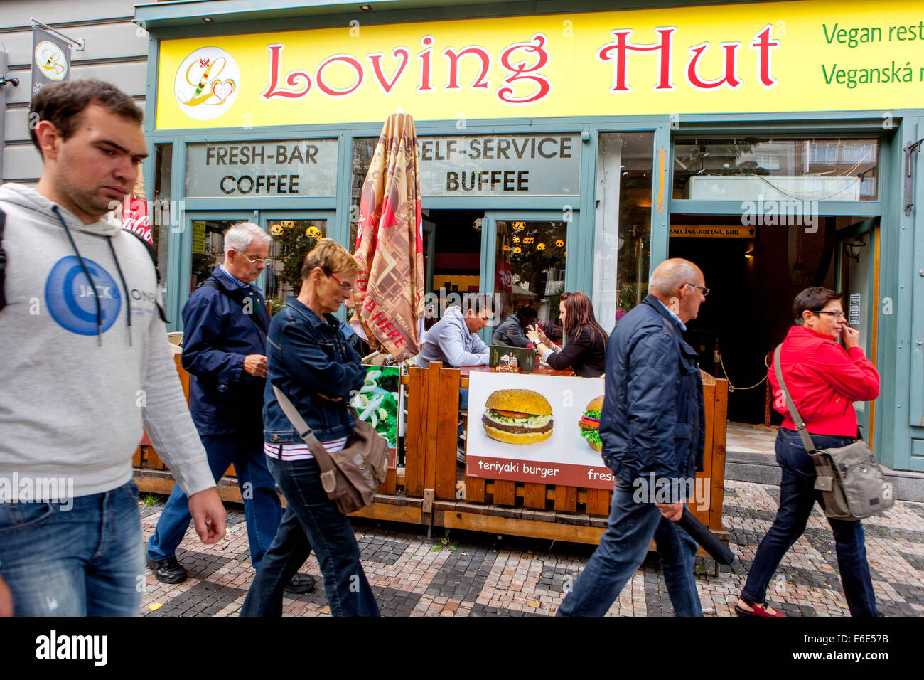 I turisti a Praga Piazza Venceslao, marciapiede, amorevole Rifugio, ristorante vegano Praga Repubblica Ceca,l'Europa Foto Stock