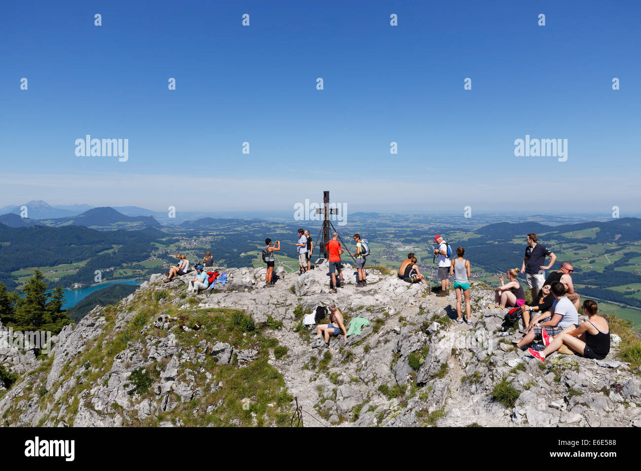 Gli escursionisti sulla croce di vetta della Schober, Salzkammergut, Salisburgo stato, Stato di Salisburgo, Austria Foto Stock