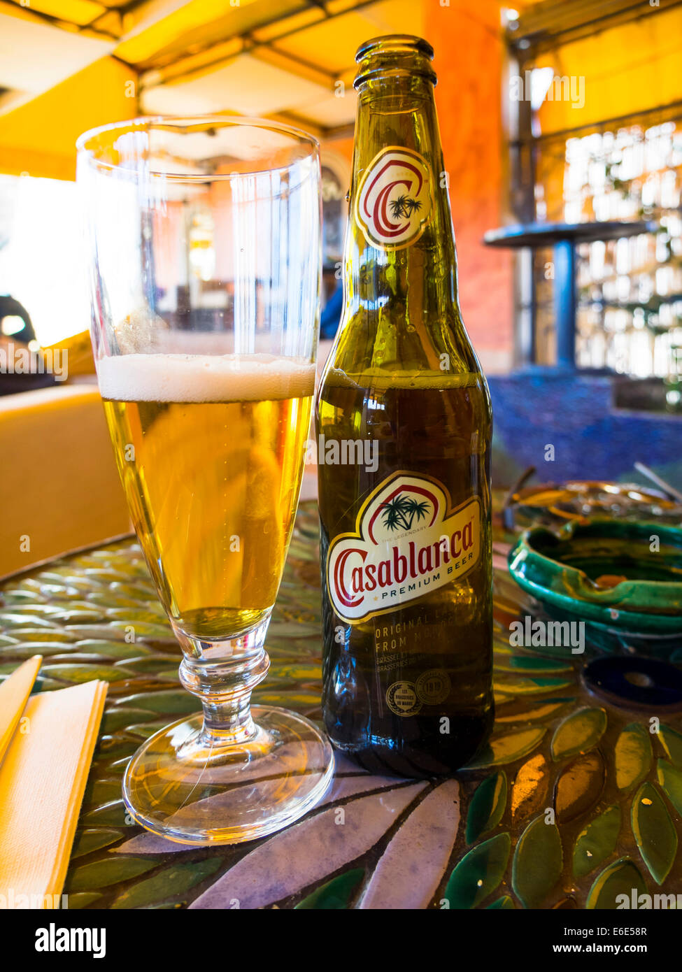 Bicchiere di birra e una bottiglia di birra, "Casablanca", birra marocchina, Café Arabe, luogo di incontro alla moda, Medina, Marrakech Foto Stock