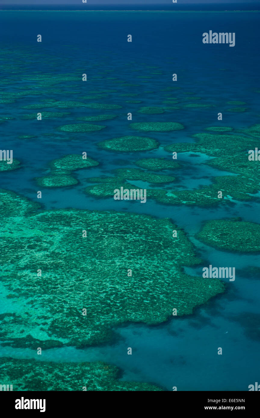 Vista aerea della Grande Barriera Corallina, Sito Patrimonio Mondiale dell'UNESCO, Queensland, Australia Foto Stock
