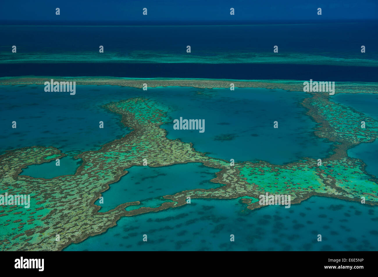 Vista aerea della Grande Barriera Corallina, Sito Patrimonio Mondiale dell'UNESCO, Queensland, Australia Foto Stock