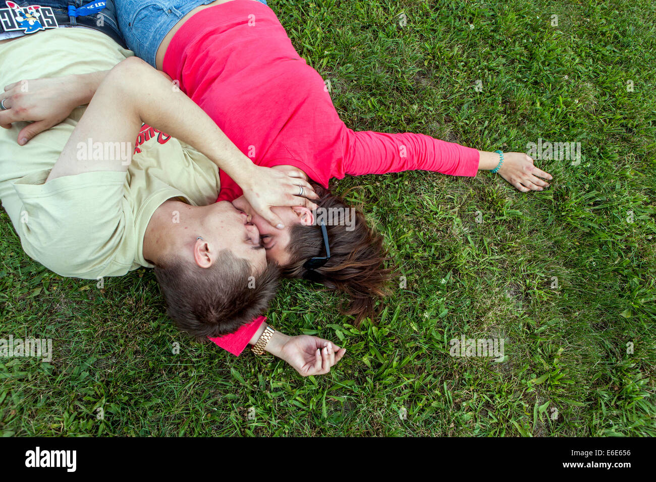 Una coppia giacendo sull'erba nel parco Foto Stock