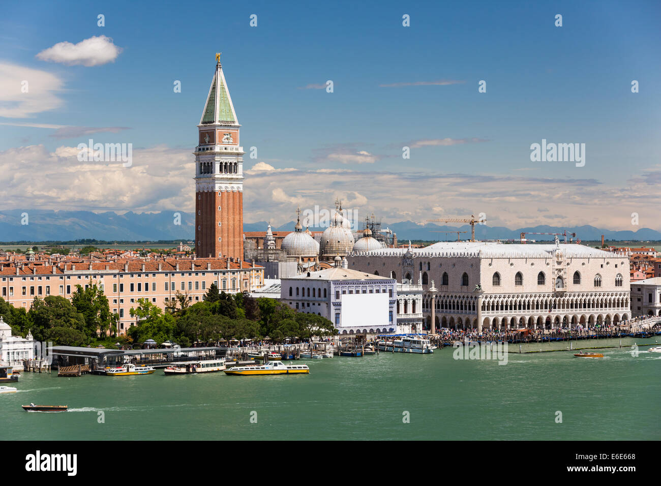 St Marks torre campanaria e il Palazzo dei Dogi visto dal canale della Giudecca Foto Stock