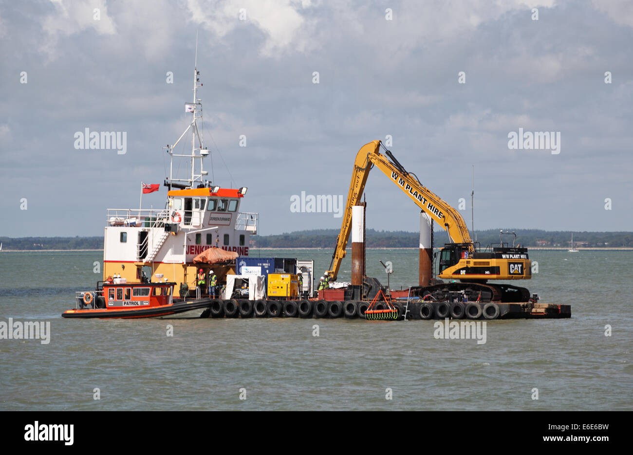 Un escavatore di dragaggio montato su un lavoro marino barge nel Solent, parte del canale in inglese, REGNO UNITO Foto Stock