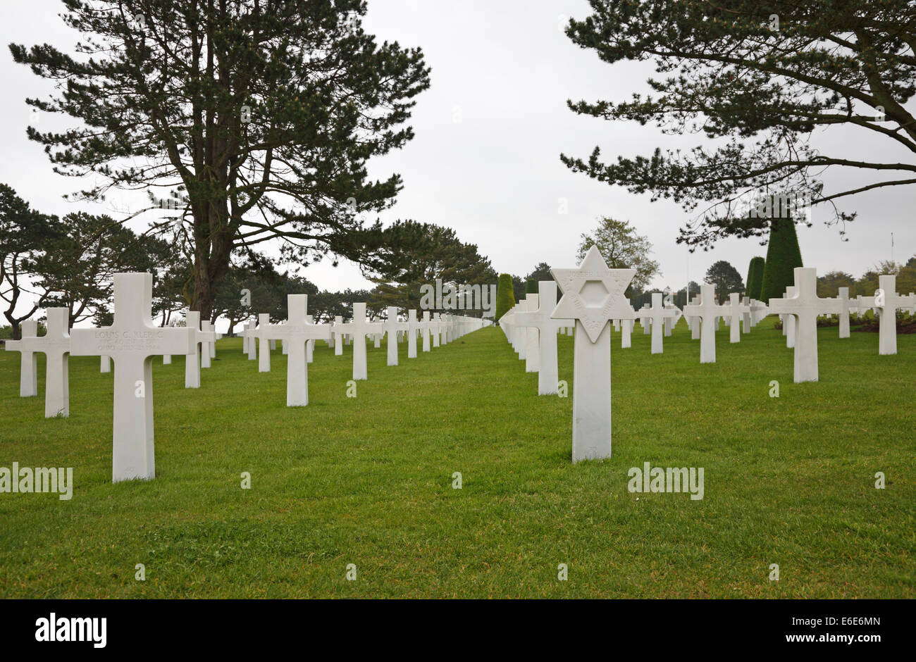 Croci Bianche, David stelle e di tombe in Normandia Cimitero e memoriale americano a Omaha Beach, in Normandia, Francia, vicino a Bayeux. Foto Stock