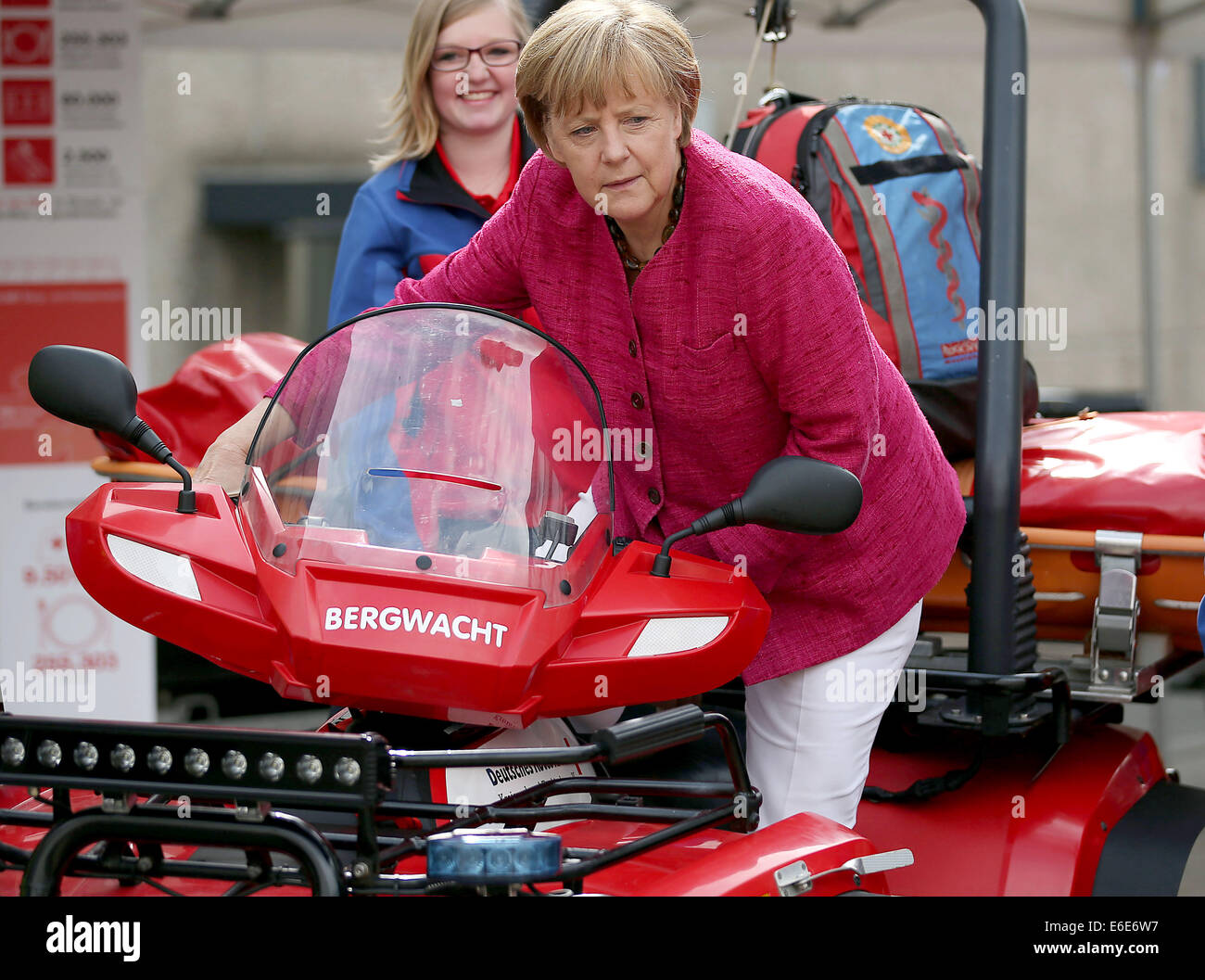 Bonn, Germania. 19 Ago, 2014. Il cancelliere tedesco Angela Merkel si sfilaccia un veicolo di soccorso del soccorso di montagna a Bonn, Germania, 19 agosto 2014. Il cancelliere tedesco ha visitato l'Ufficio federale della protezione civile e di assistenza di emergenza per conoscere il lavoro di ufficio e dell'Agenzia federale per il rilievo tecnico (THW). Foto: OLIVER BERG/DPA/Alamy Live News Foto Stock