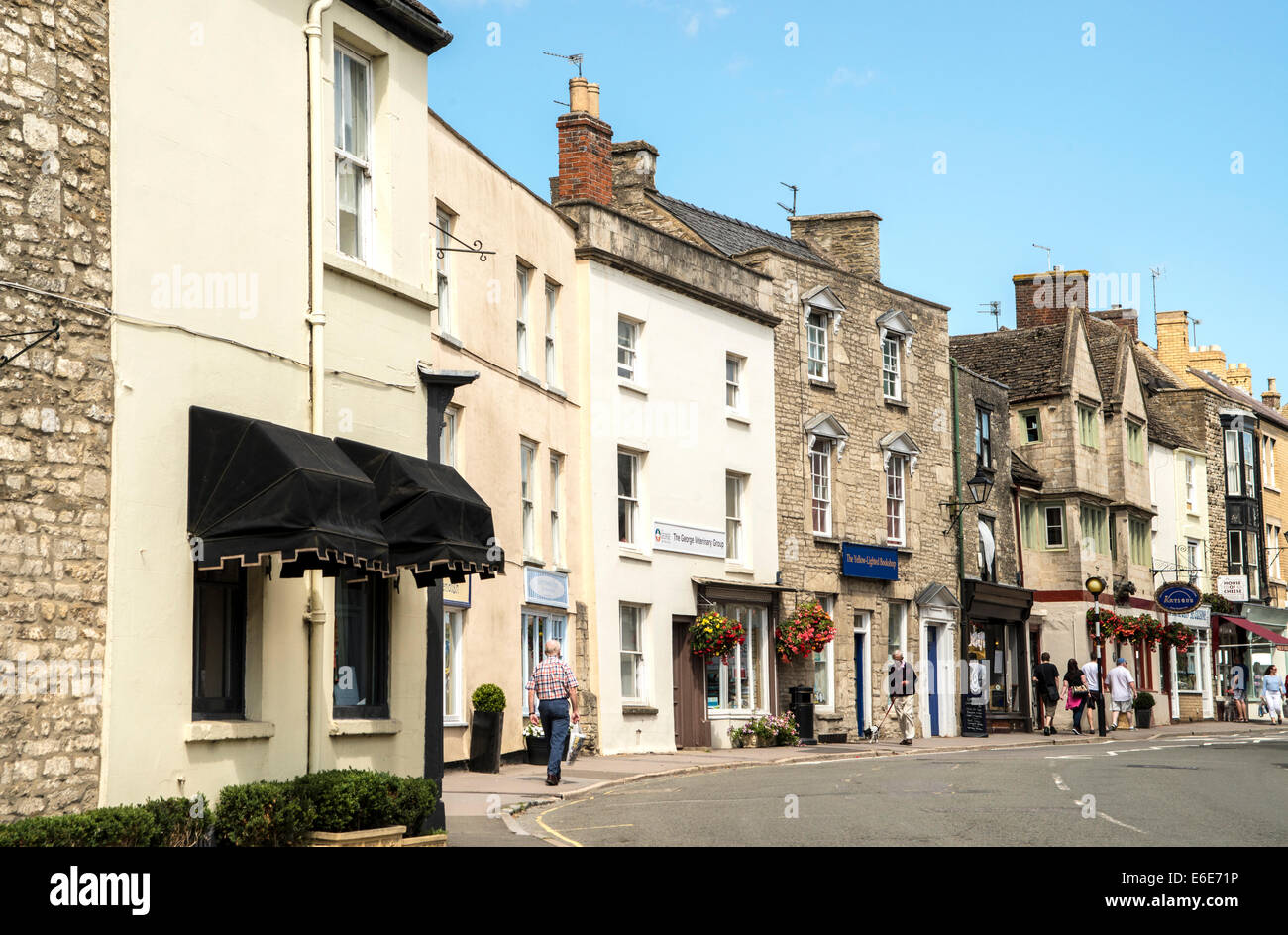 Church Street nella città di Tetbury Gloucestershire con negozi e persone su una soleggiata giornata estiva Foto Stock