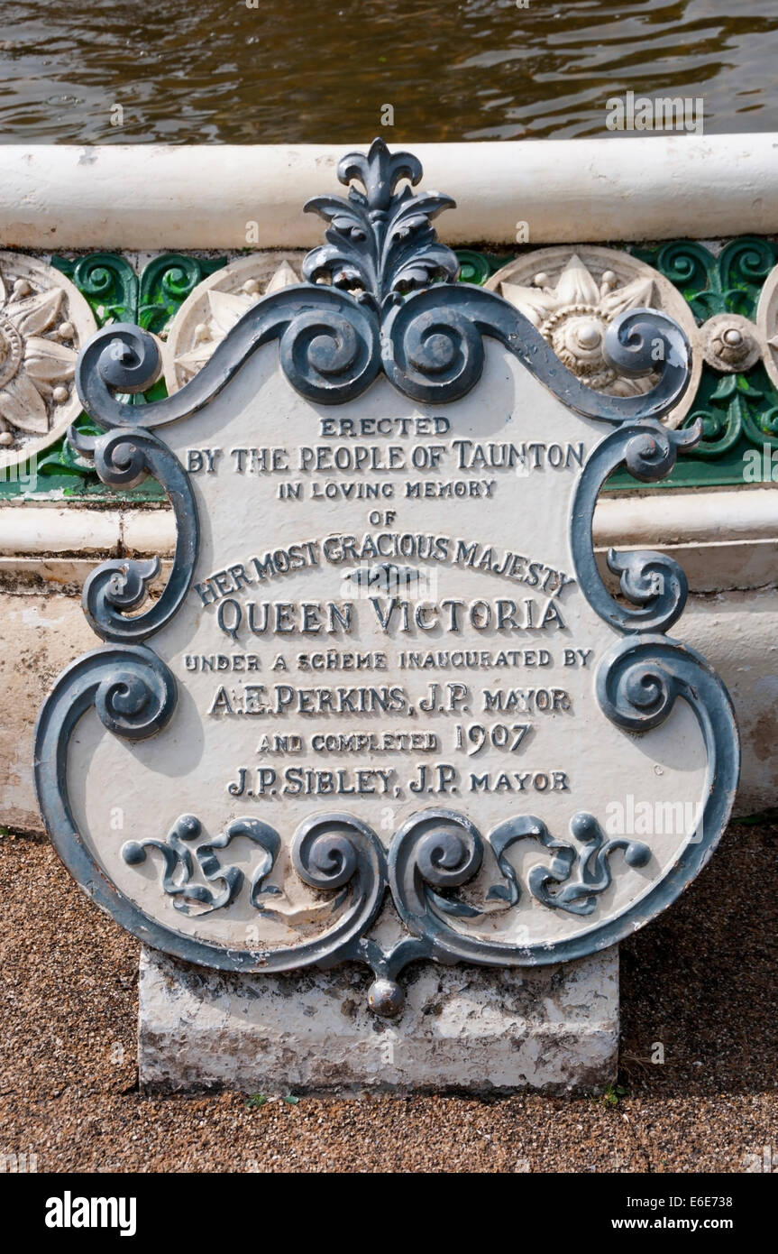 Una lapide sulla Queen Victoria Memorial Fontana in Vivary Park, Taunton. Foto Stock