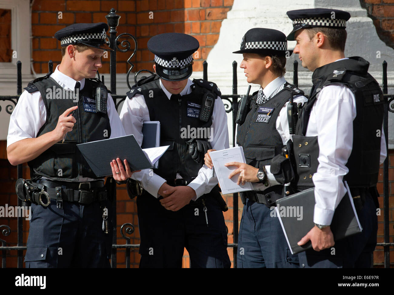 Regno Unito, Londra : gli ufficiali di polizia stare a discutere di una situazione nel centro di Londra. 18.08.2014. Foto Stock