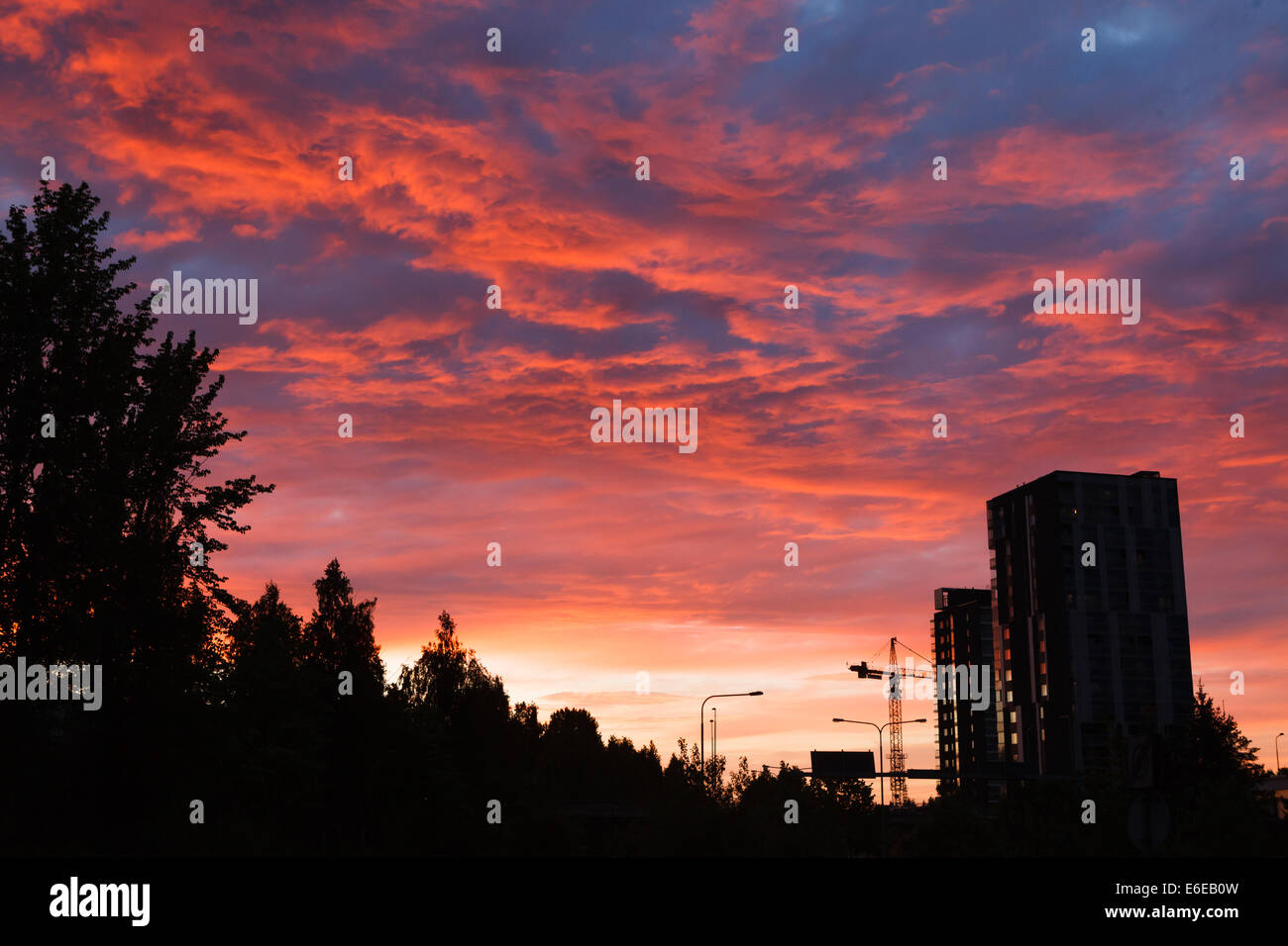 Incredibile tramonto rosso ed edifici Foto Stock