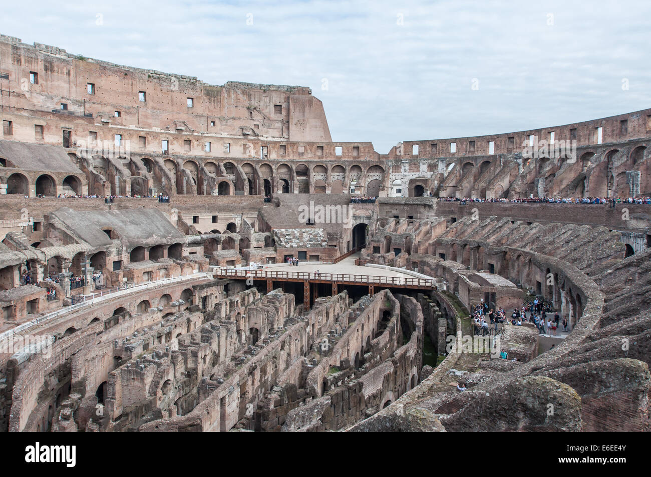 Paesaggio di all'interno del Colosseo a Roma Italia Foto Stock