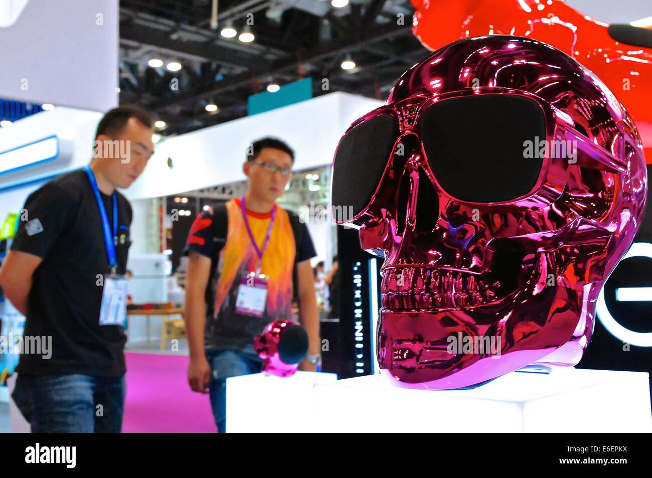 Pechino, Cina. Il 22 agosto, 2014. Un cranio a forma di altoparlante è visualizzato durante il Macworld/iWorld Asia 2014, un Apple periferiche e accessori il caso, a Pechino, capitale della Cina, e il agosto 21, 2014. I quattro giorni della manifestazione è iniziato giovedì a Pechino la China National Convention Center, che attrae oltre 300 espositori del mondo. Credito: Xinhua/Alamy Live News Foto Stock