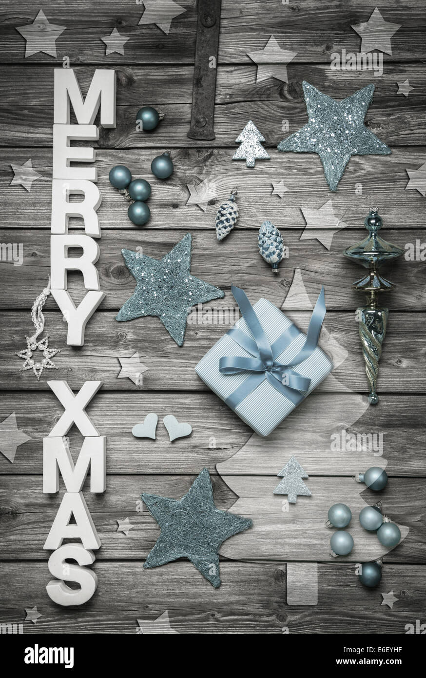 Merry Xmas: decorazione di Natale in shabby chic stile alla luce di colore  blu con il grigio e il bianco su sfondo di legno Foto stock - Alamy