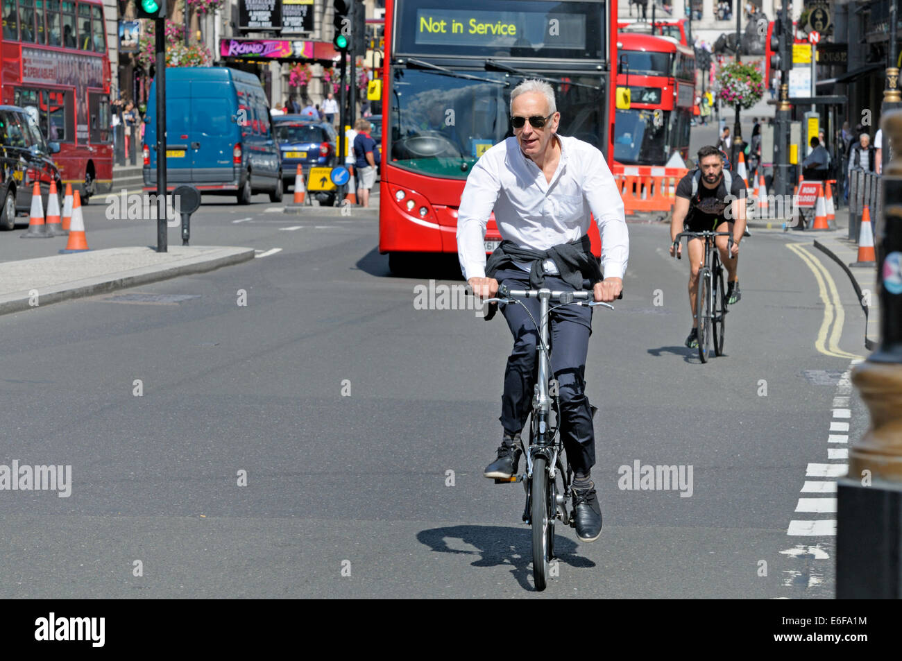Londra, Inghilterra, Regno Unito. Ciclista nel centro di Londra Foto Stock