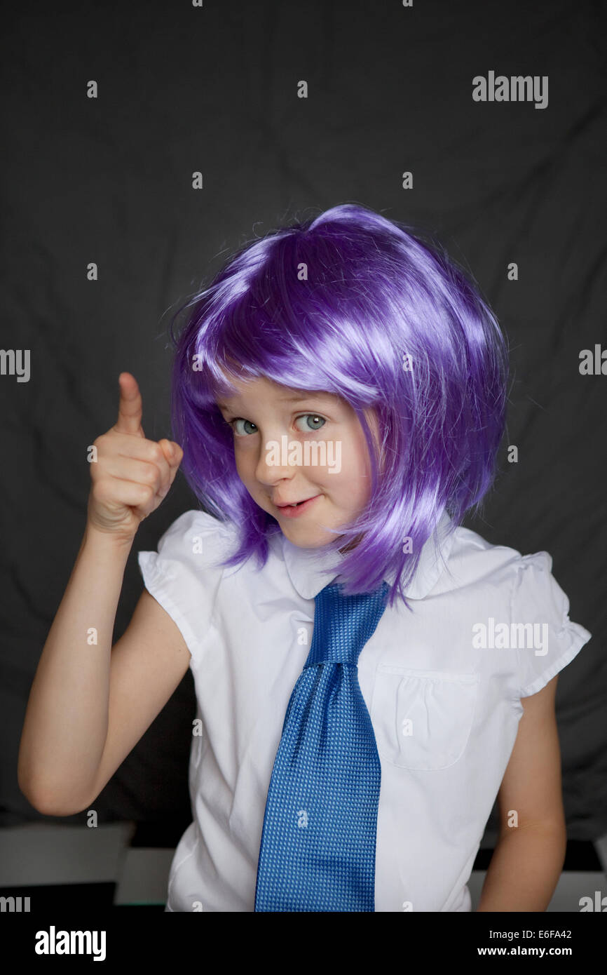 Bambino puntare il dito verso la telecamera con un commento irriverente. Foto Stock