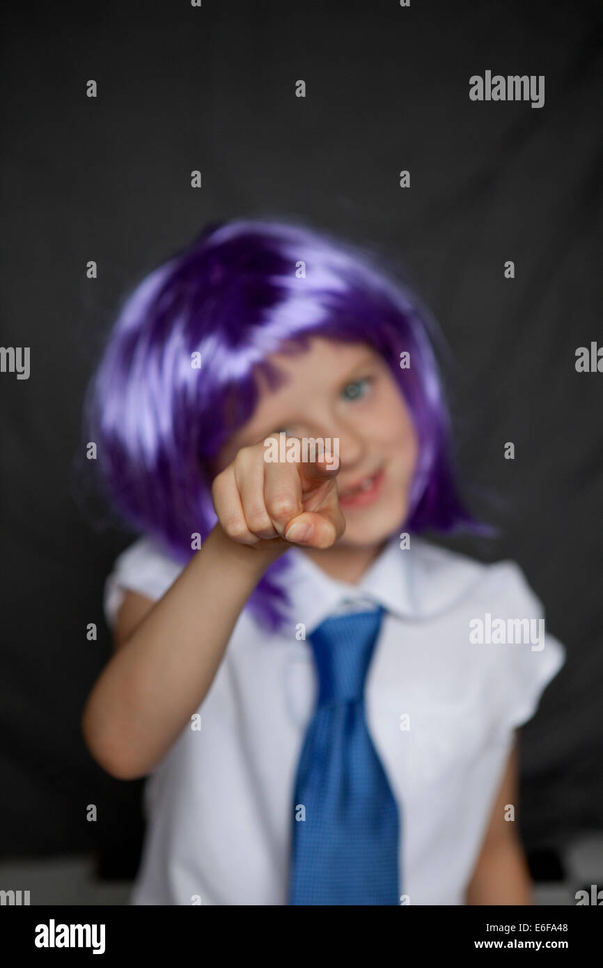 Bambino in camicia e cravatta, puntare il dito verso la telecamera con un commento irriverente. Foto Stock